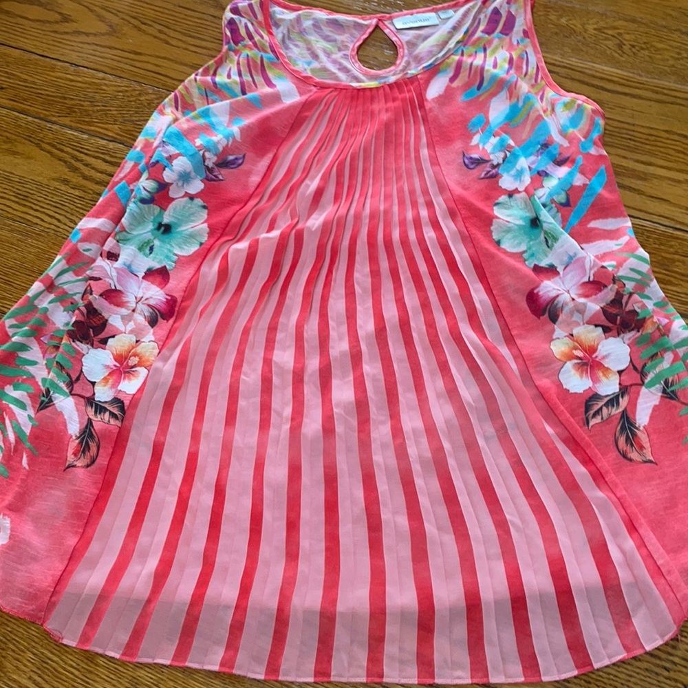 Avenue coral tropical floral sleeveless blouse.  Great condition.  Size Large.